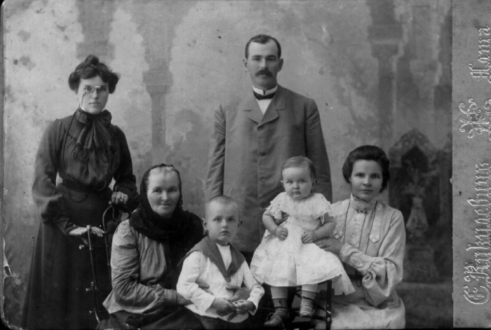024_novichkovs_family_1905.jpg